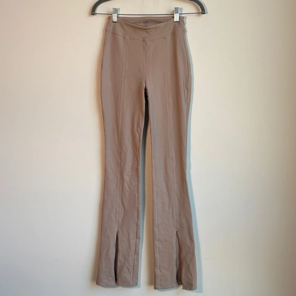ALO Yoga Airbrush High-Waist Flutter Leggings in Taupe - XS